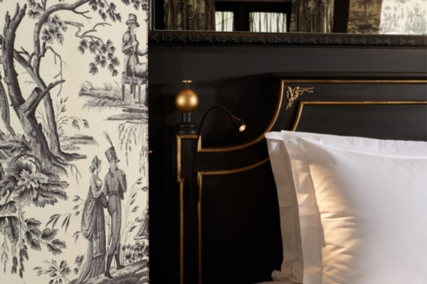 Hotel de JoBo - a bed with a black and white wallpaper