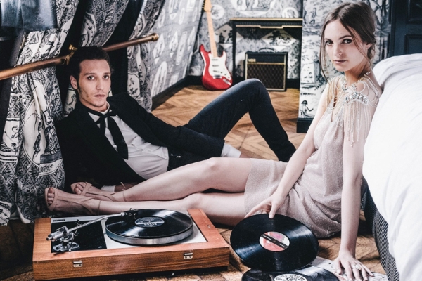 Hotel de JoBo - a man and woman sitting on the floor with record player