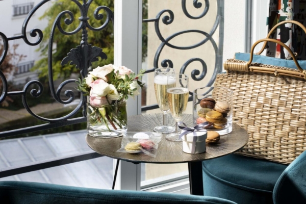 Hotel des Arts - Montmartre - a table with glasses of champagne and flowers on it