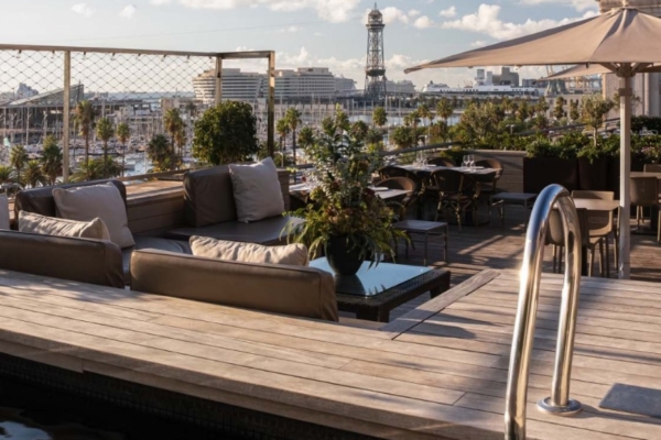 Hotel Duquesa de Cardona - a patio with a view of the city and water