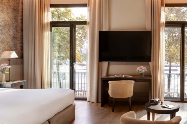 Hotel Duquesa de Cardona - a room with a bed and a television