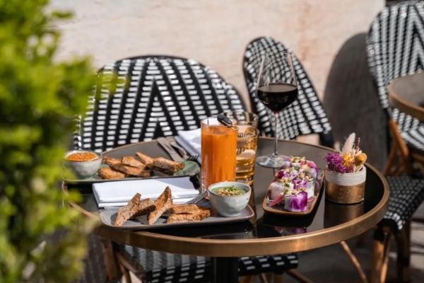 Hotel Grand Powers - a table with food and drinks on it