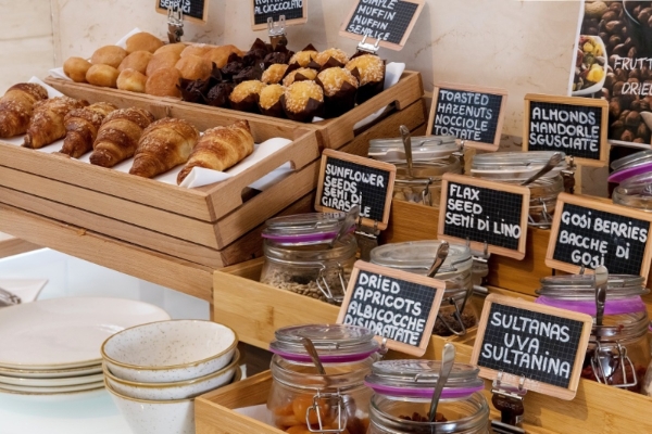 Hotel Indigo Rome - St. George, an IHG Hotel - a display of food in a store