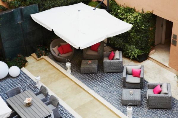 Hotel Indigo Rome - St. George, an IHG Hotel - a patio area with chairs and a table