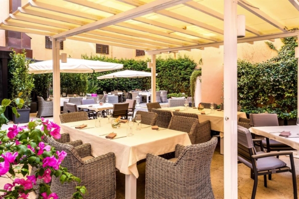 Hotel Indigo Rome - St. George, an IHG Hotel - a restaurant with tables and chairs