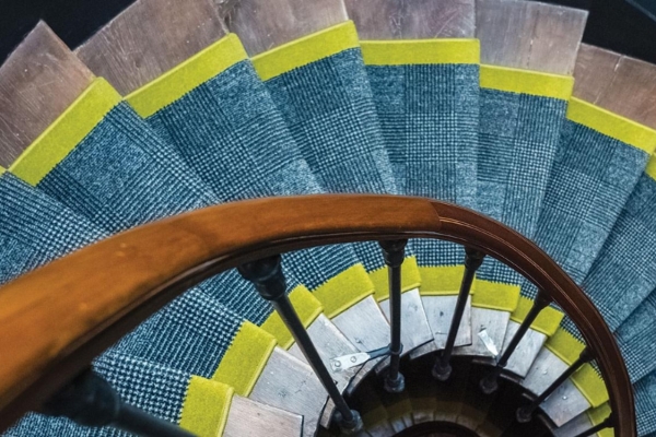 Hotel Joyce - Astotel - a spiral staircase with a wooden railing