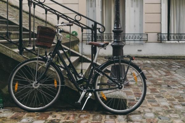 Hotel Le Milie Rose - a bicycle parked on a brick sidewalk