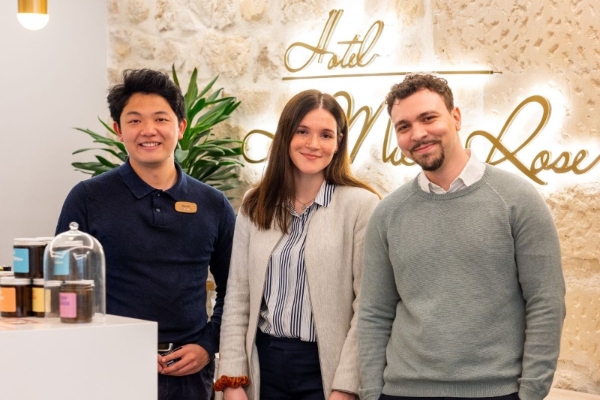 Hotel Le Milie Rose - a group of people standing in front of a sign