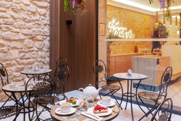 Hotel Le Milie Rose - a table and chairs outside a building