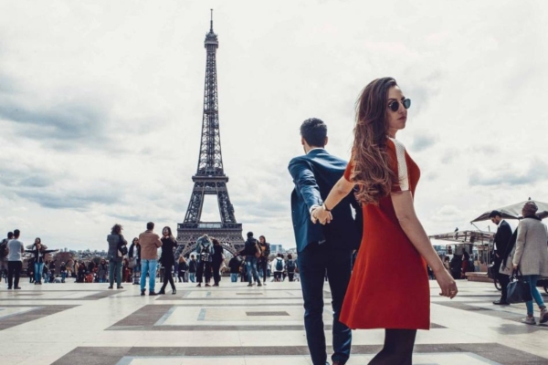 Hotel Le Walt - a man and woman holding hands in front of a tower