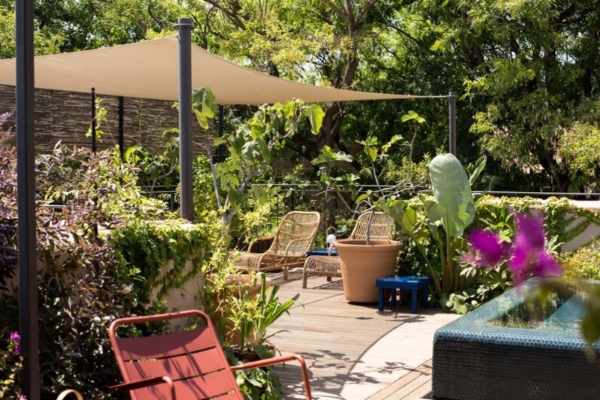 Hotel Neri Relais & Chateaux - a patio with chairs and a fountain