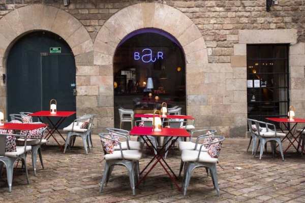 Hotel Neri Relais & Chateaux - a table and chairs outside of a building