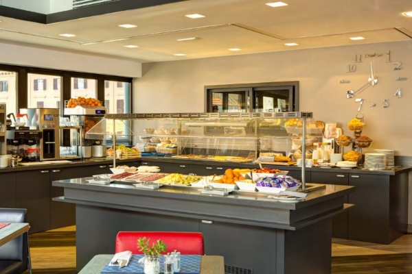 iQ Hotel Roma - Breakfast buffet restaurant.