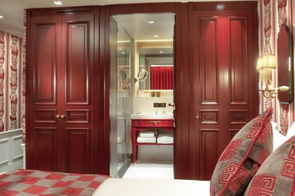 La Maison Favart - a room with red cabinets and a mirror