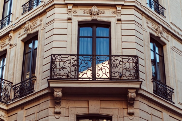 Monsieur George Hotel & Spa - a balcony on a building