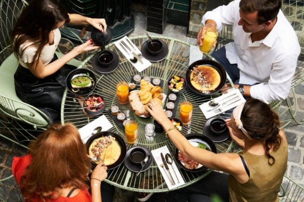 Monsieur George Hotel & Spa - a group of people eating at a table