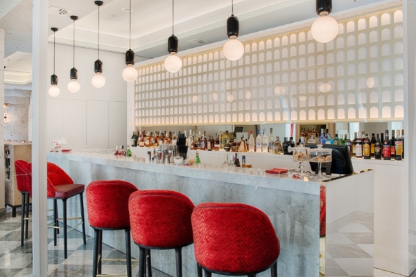 NH Collection Roma Palazzo Cinquecento - Contemporary bar with stylish red seating