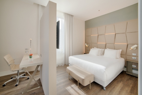 NH Collection Roma Palazzo Cinquecento - Hotel room with contemporary furnishings