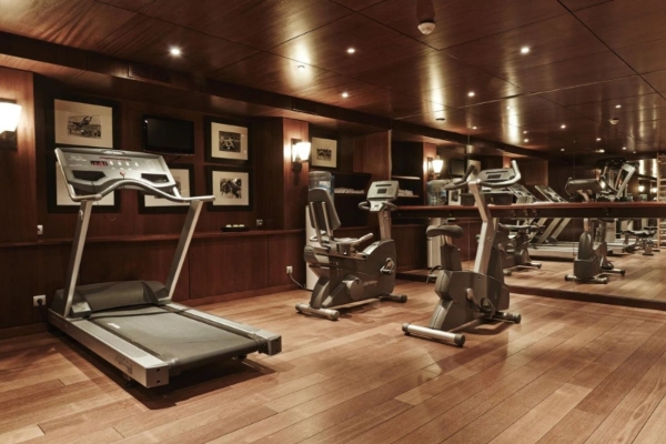 Plaza Tour Eiffel - a room with treadmills and treadmills