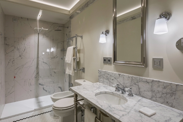 Room Mate Filippo - Bathroom featuring marble accents and luxurious bath amenities