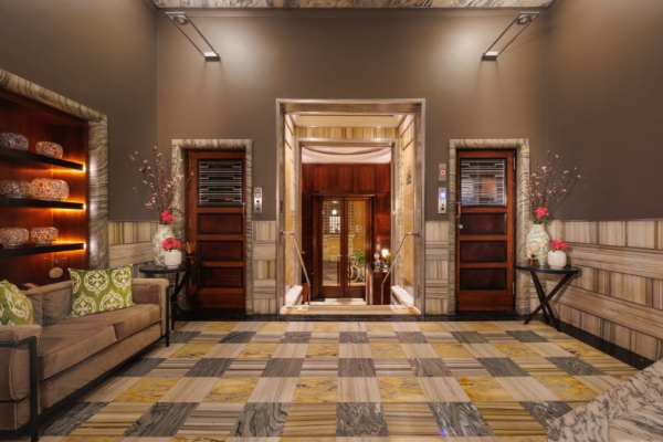 Singer Palace Hotel - Hotel lobby seating area with marble floors