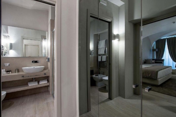 Terrace Pantheon Relais - Hotel room with mirror wardrobes and contemporary bathroom