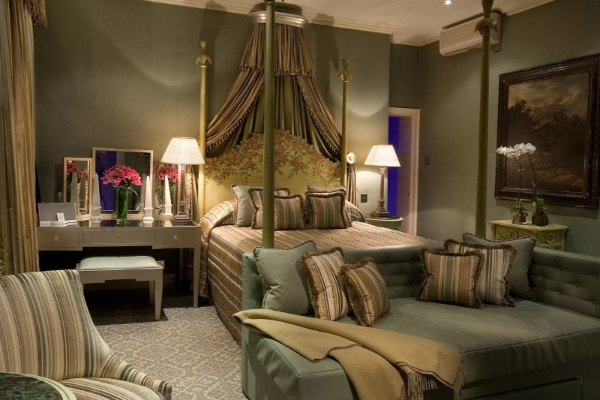 The Chesterfield Mayfair - a bedroom with a bed and a canopy bed