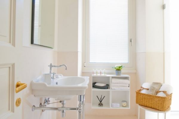 The Fifteen Keys Hotel - Modern bathroom with separate shower.