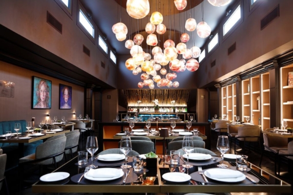 U-Visionary Roma Hotel - Elegant restaurant featuring chandelier lighting