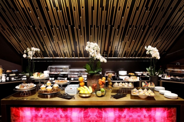 U-Visionary Roma Hotel - The breakfast buffet with fresh pastries and fruits