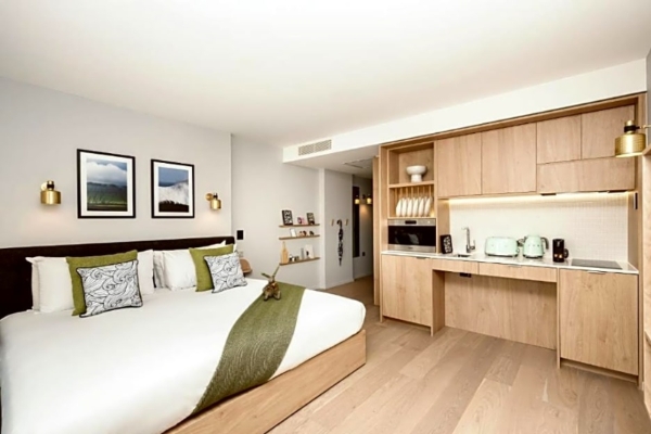 Wilde Aparthotels By Staycity London - Paddington - a bedroom with a bed and a kitchen