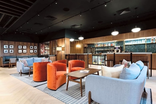 Wilde Aparthotels By Staycity London - Paddington - a room with a bar and chairs