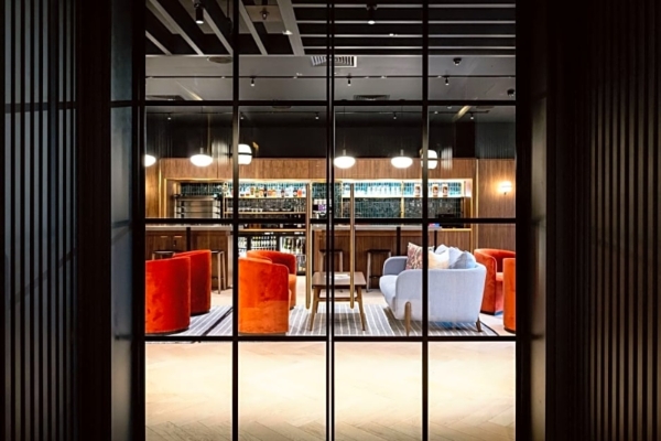 Wilde Aparthotels By Staycity London - Paddington - a room with a bar and chairs