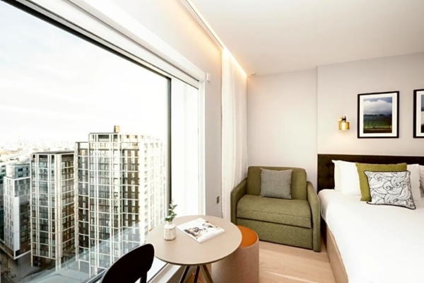 Wilde Aparthotels By Staycity London - Paddington - a room with a bed and a table and chair