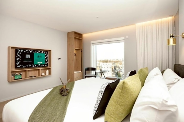 Wilde Aparthotels By Staycity London - Paddington - a room with a bed and a television