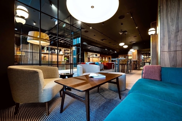 Wilde Aparthotels By Staycity London - Paddington - a room with a coffee table and chairs