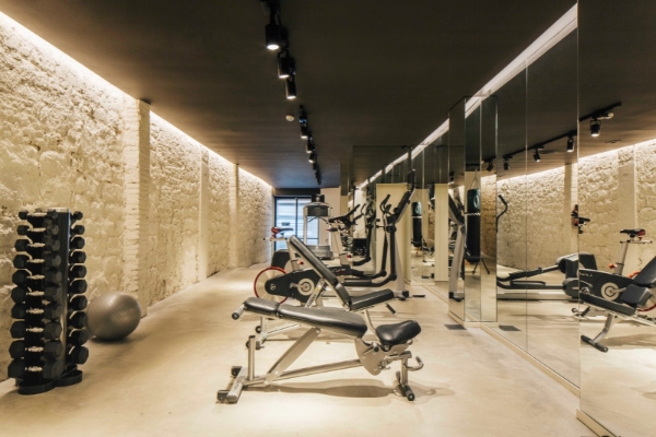 Yurbban Passage Hotel & Spa - a gym with exercise equipment