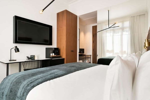 Yurbban Passage Hotel & Spa - a room with a bed and a television