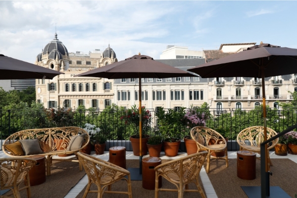 Yurbban Ramblas Boutique Hotel - a patio with chairs and umbrellas