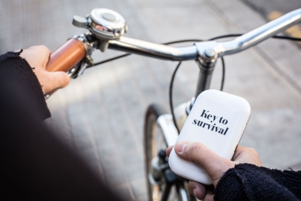 Yurbban Trafalgar Hotel - a person holding a white box and a handlebar