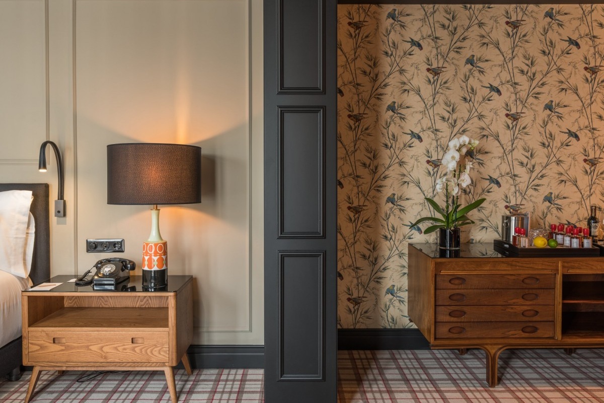 Wittmore Hotel - a room with a dresser and lamp