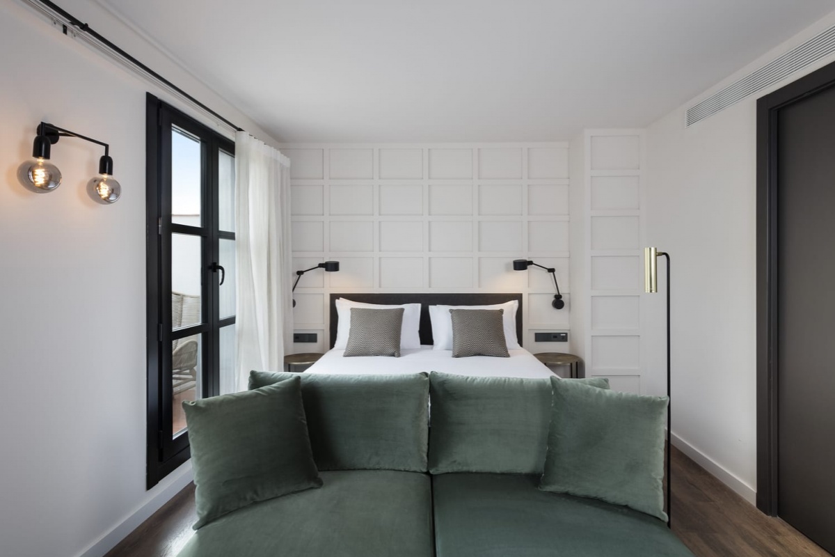 Yurbban Ramblas Boutique Hotel - a bed with pillows in a room