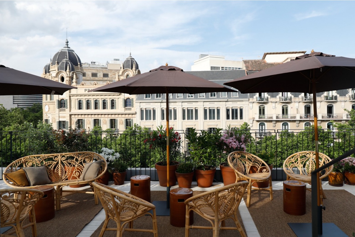 Yurbban Ramblas Boutique Hotel - a patio with chairs and umbrellas