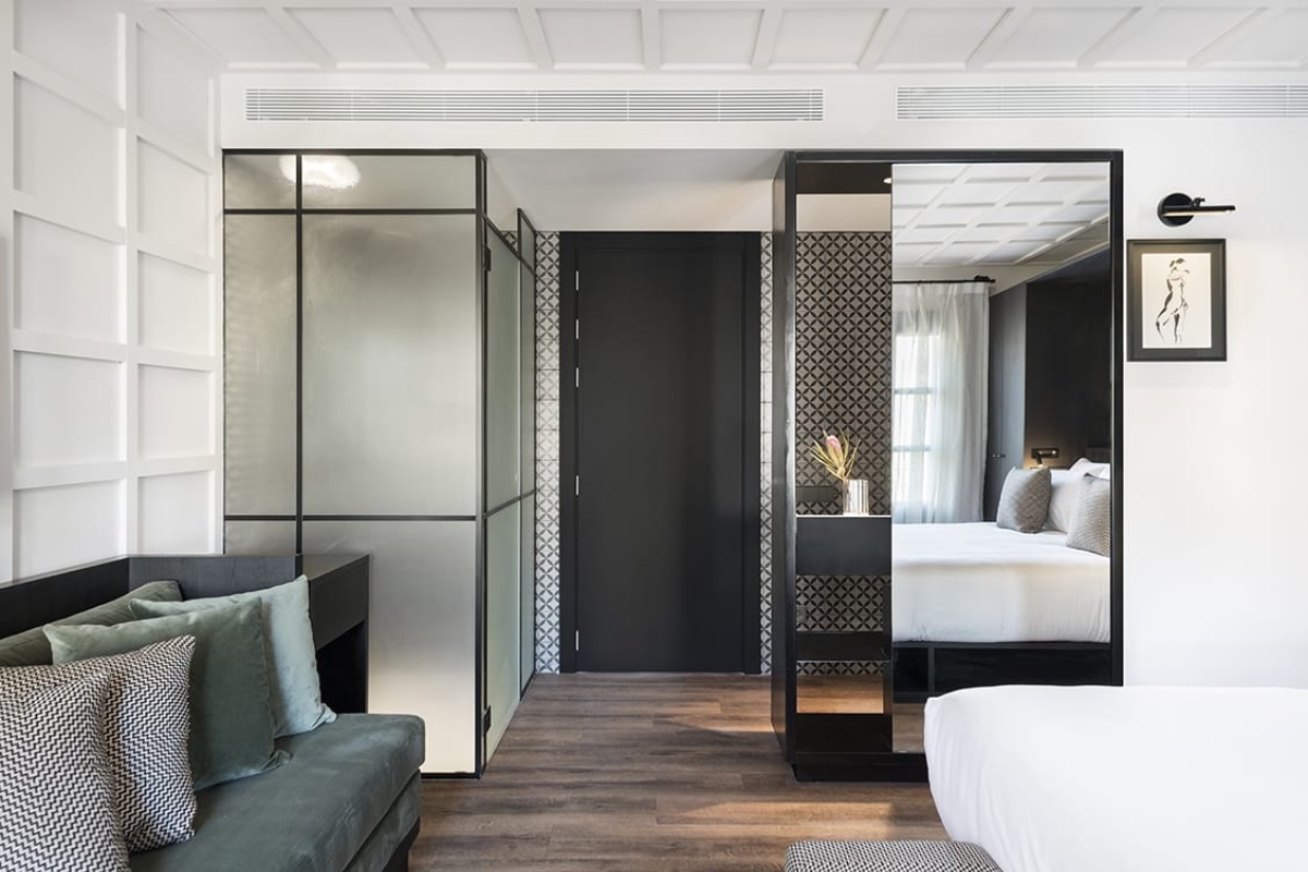 Yurbban Ramblas Boutique Hotel - a room with a bed and a glass partition
